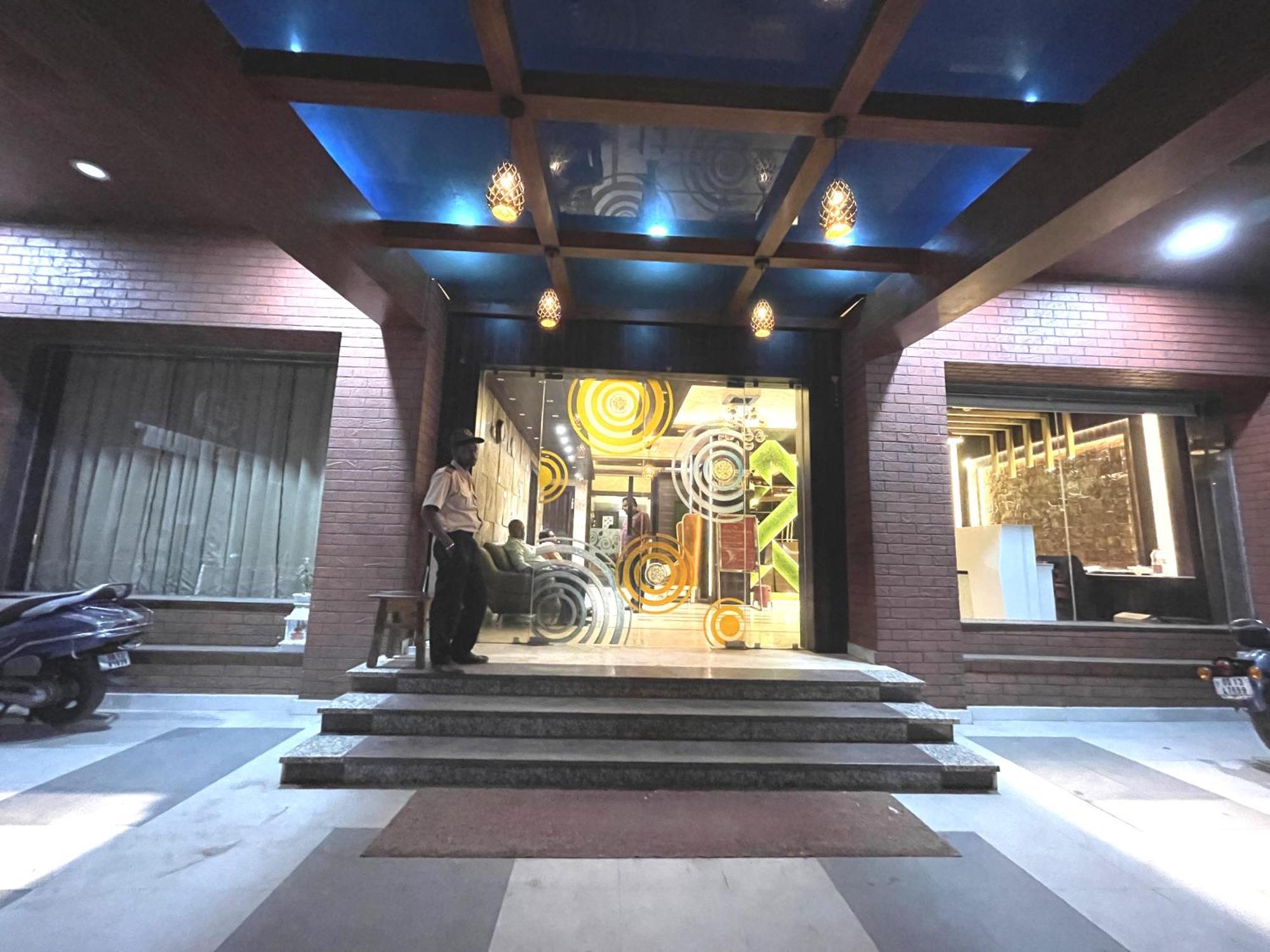 Hotel Kuber Palace: Beachfront Comfort with Temple Proximity Puri Exterior photo