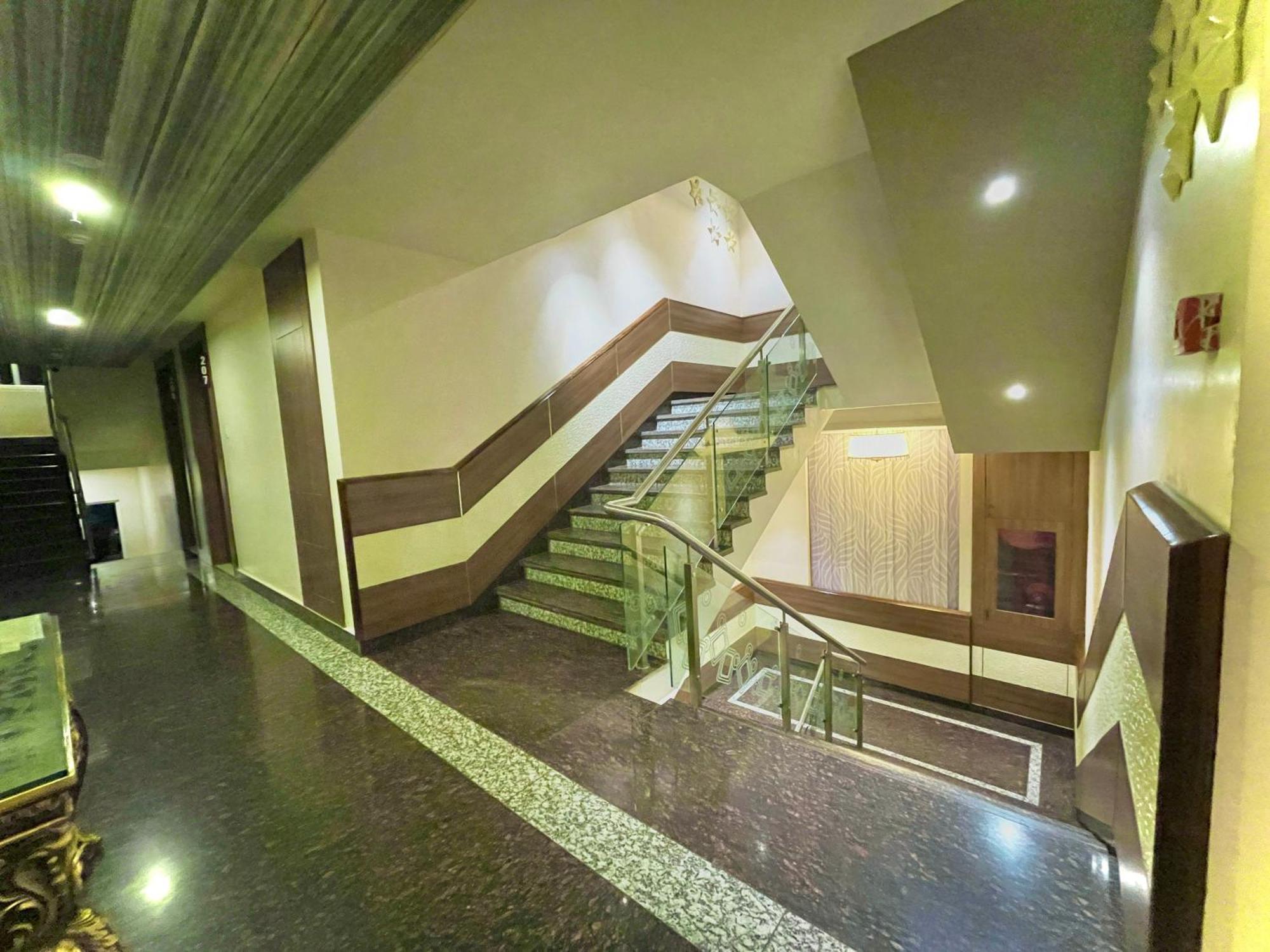 Hotel Kuber Palace: Beachfront Comfort with Temple Proximity Puri Exterior photo