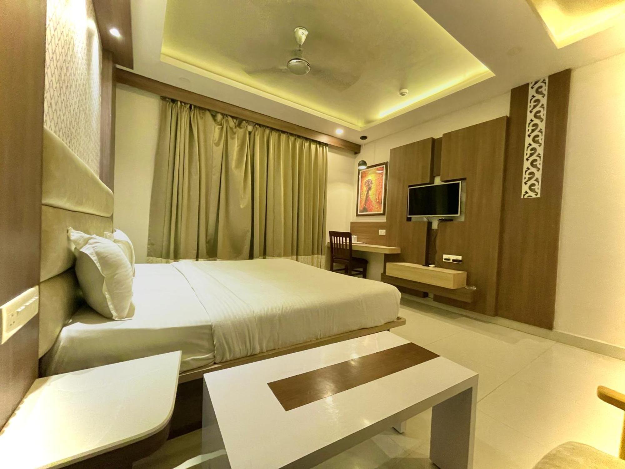 Hotel Kuber Palace: Beachfront Comfort with Temple Proximity Puri Exterior photo