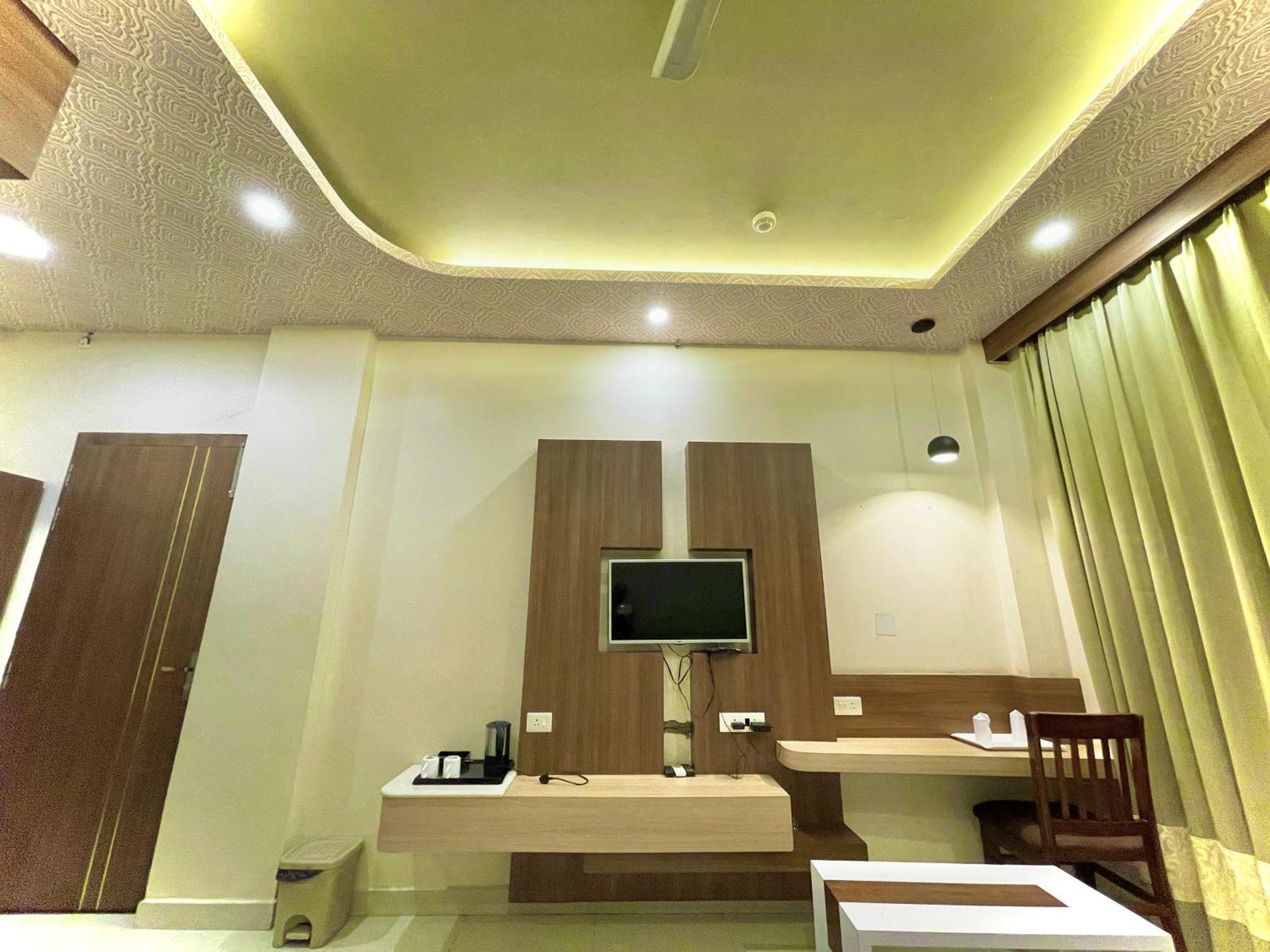 Hotel Kuber Palace: Beachfront Comfort with Temple Proximity Puri Exterior photo